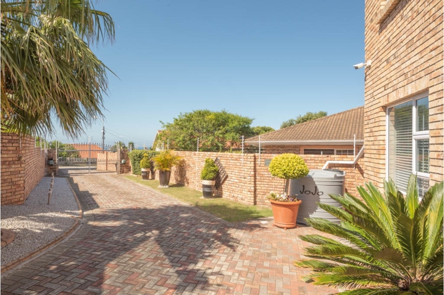 6 Bedroom Property for Sale in Humerail Eastern Cape